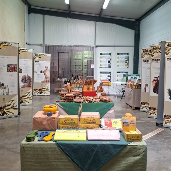 Les mots de la gourmandise une exposition gratuite à savourer cet été au Moulin d'Uzès