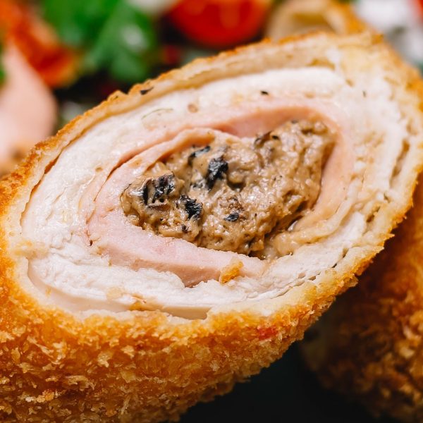 Rouleau-de-poulet-frit-dans-des-craquelins-avec-oignon-à-la-crème-de-champignons-entete