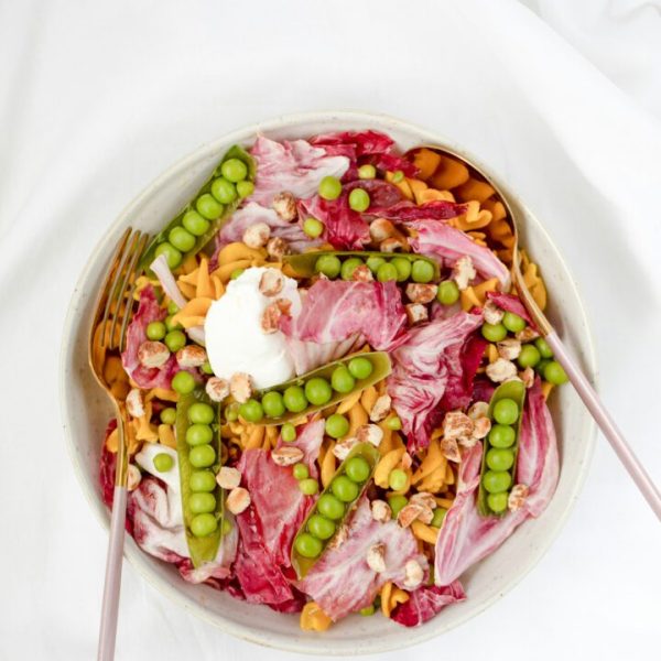 Salade de pâtes aux légumes, œuf mollet et éclats de noisettes