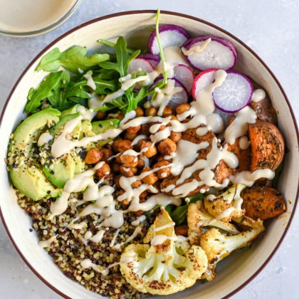Poké végétarien roquette, avocat et quinoa